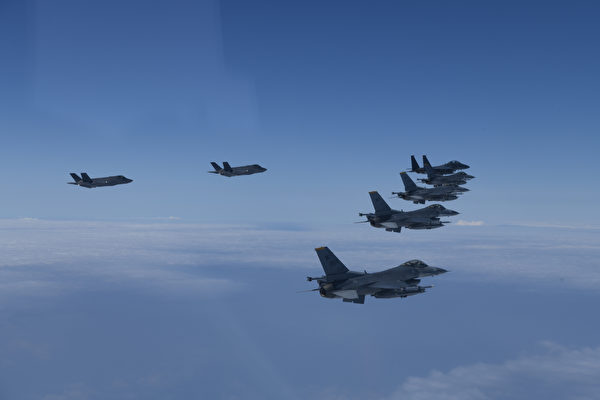 2022年8月19日起，美英澳等17國100架戰機於澳洲舉行空戰演習。圖為2022年6月，美國和南韓F-35A隱形戰機演練。（South Korean Defense Ministry via Getty Images）