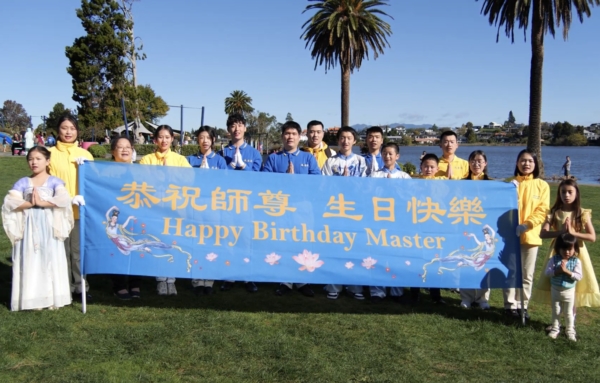 2025年5月3日,紐西蘭部份法輪功學員在北島中部城市哈密爾頓(Hamilton)的羅托魯瓦湖(Lake Rotoroa)公園舉行盛大集會,慶祝5.13『世界法輪大法日』及法輪大法洪傳33周年,並恭祝李洪志大師華誕。圖為大法小弟子們恭祝師尊生日快樂。(大紀元)