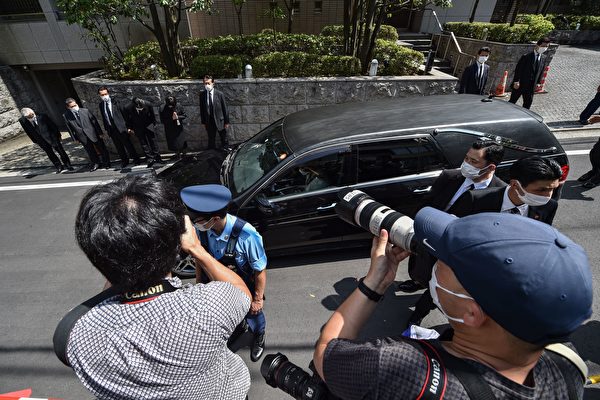 2022年7月9日，日本前首相安倍晉三的遺體，在妻子安倍昭惠的陪伴下，抵達東京的住所。 （ KAZUHIRO NOGI/AFP via Getty Images）