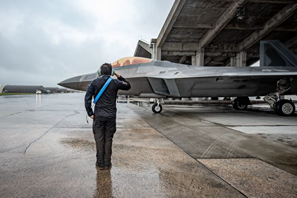 2022年12月23日，美軍一架F-22戰鬥機準備從日本沖繩的嘉手納基地起飛。（美國太平洋空軍推特）