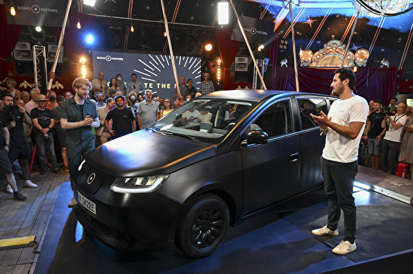2022年7月25日,德國慕尼黑,Sono Motors公司展示一輛名為「Sion」 的太陽能電動車(solar electric vehicle,簡稱SEV)。(Christof Stache/AFP)