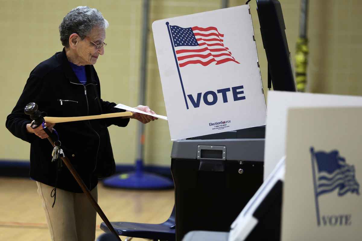 2022年6月21日在維珍尼亞州亞歷山大市舉行的中期初選期間，一名選民在羅斯希爾小學的投票站投票。（Alex Wong/Getty Images）