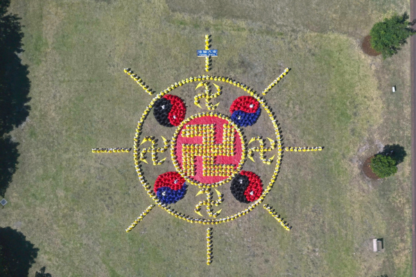 2025年10月11日,近七百名澳洲法輪功學員在悉尼水濱公園Jubilee Park排出法輪圖形。(陸浩/大紀元)