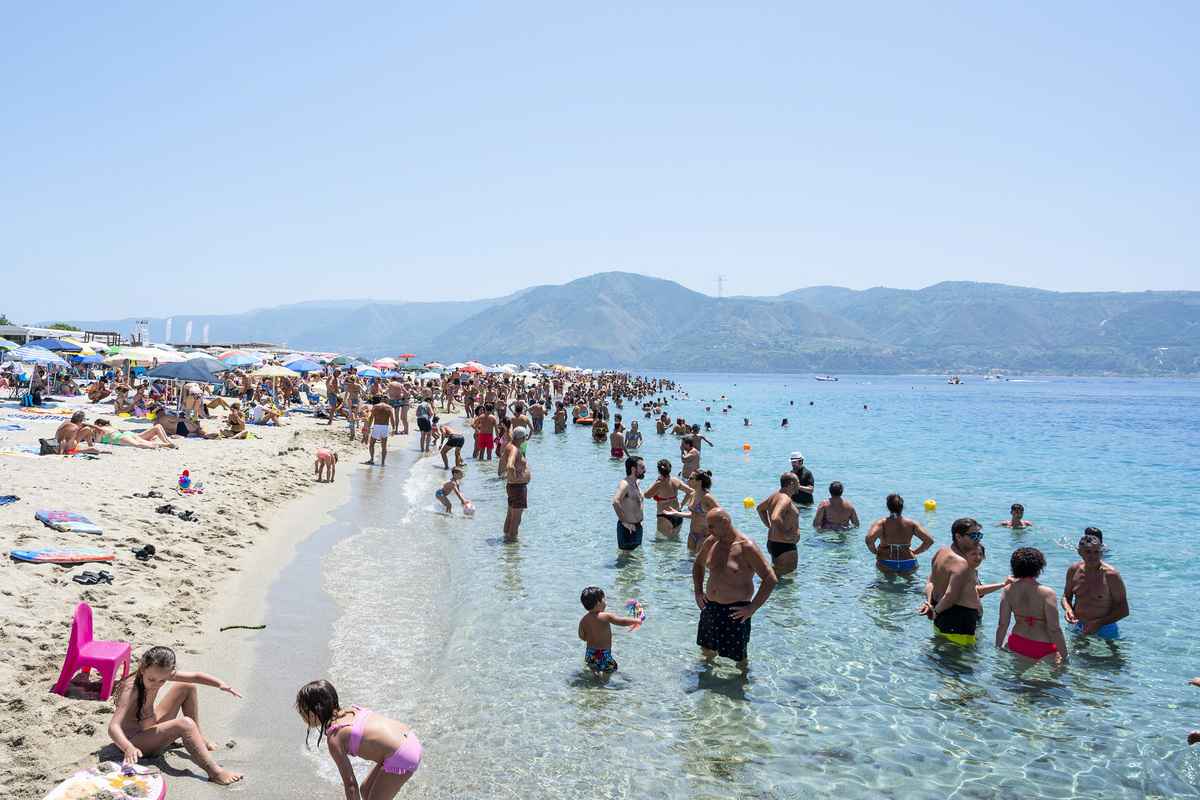 2023年7月16日的熱浪期間，人們在西西里島墨西拿附近的Torre Faro Pilone海灘上避暑。（Giovanni Iolino/AFP via Getty Images）