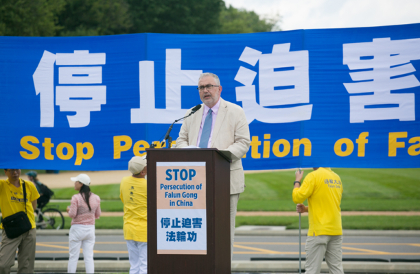 2025年7月17日,美國國會及行政當局中國委員會(CECC)幕僚長陶智(Piero Tozzi)在華盛頓國會山附近的國家廣場(National Mall)舉行的法輪功反迫害26周年大型集會上發言。(戴兵/大紀元)