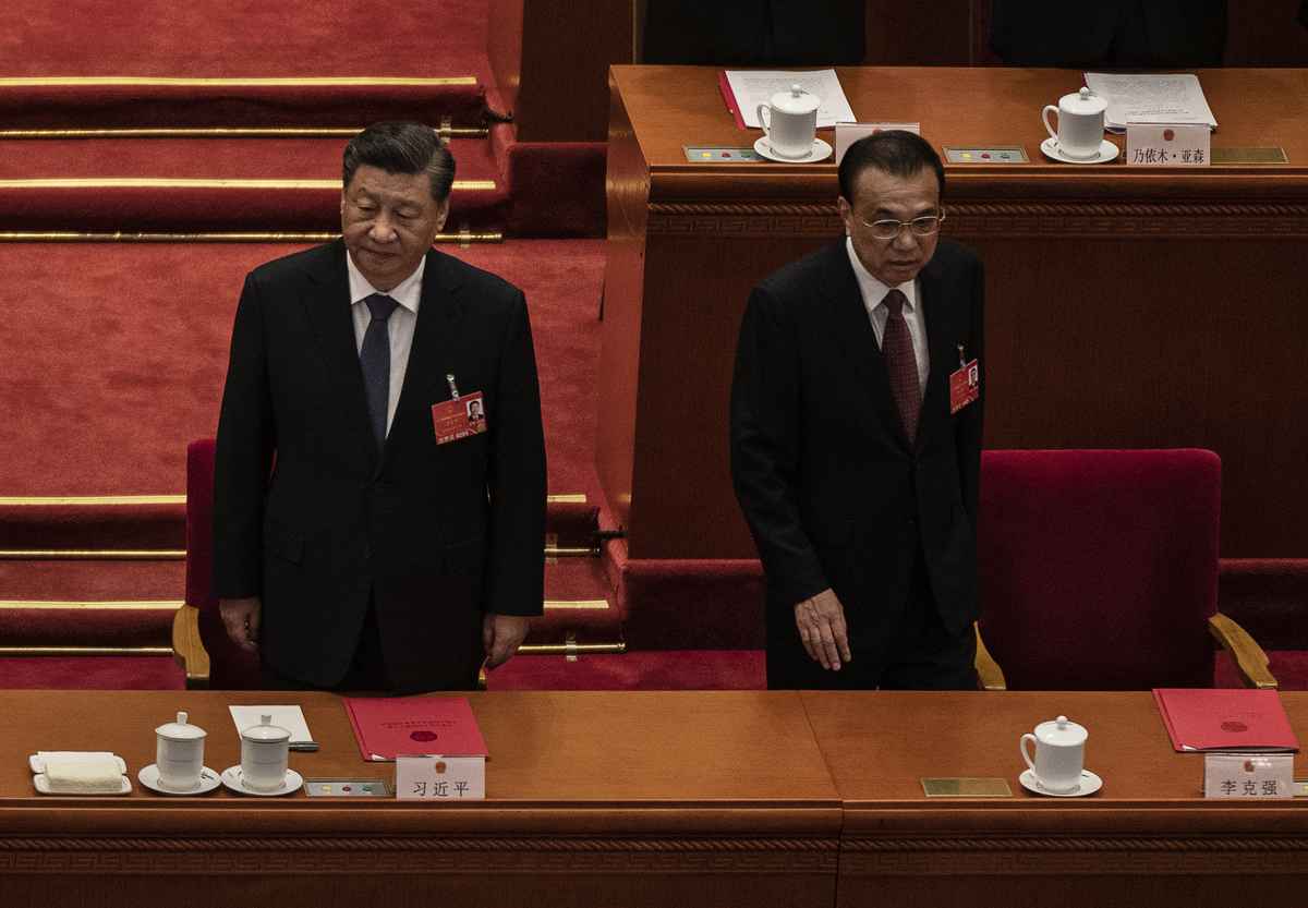 2022年3月11日，在中國北京，中國國家主席習近平（左）和國務院總理李克強（右）抵達人民大會堂參加全國人民代表大會的閉幕會議。（Kevin Frayer/Getty Images）