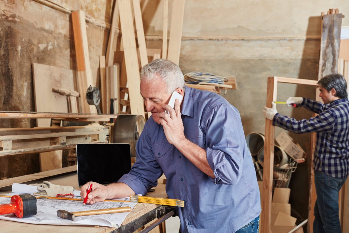 60歲創業不算晚。如果你喜歡木工，可以創業保持活力。（Shutterstock）