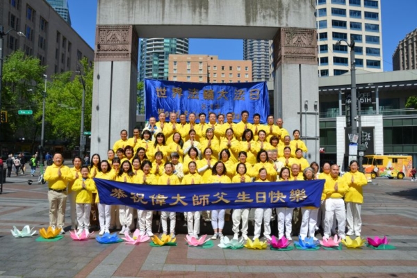 5月4日,西雅圖部份法輪功學員們在西雅圖市中心的西湖公園慶祝第26屆世界法輪大法日,並恭賀李洪志大師華誕。(舜華/大紀元)
