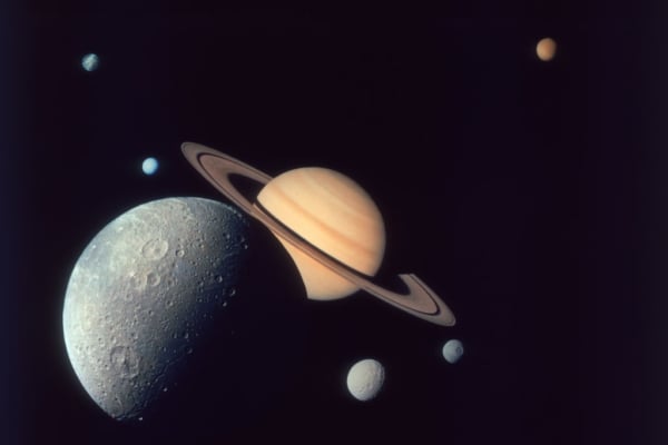 1980年11月,航海家1號太空船拍攝了土星及其衛星狄俄尼(前)、土衛三和土衛一(右)、土衛二和土衛五(左)以及土衛六(遠上方)的蒙太奇照片。(Space Frontiers/Hulton Archive/Getty Images)