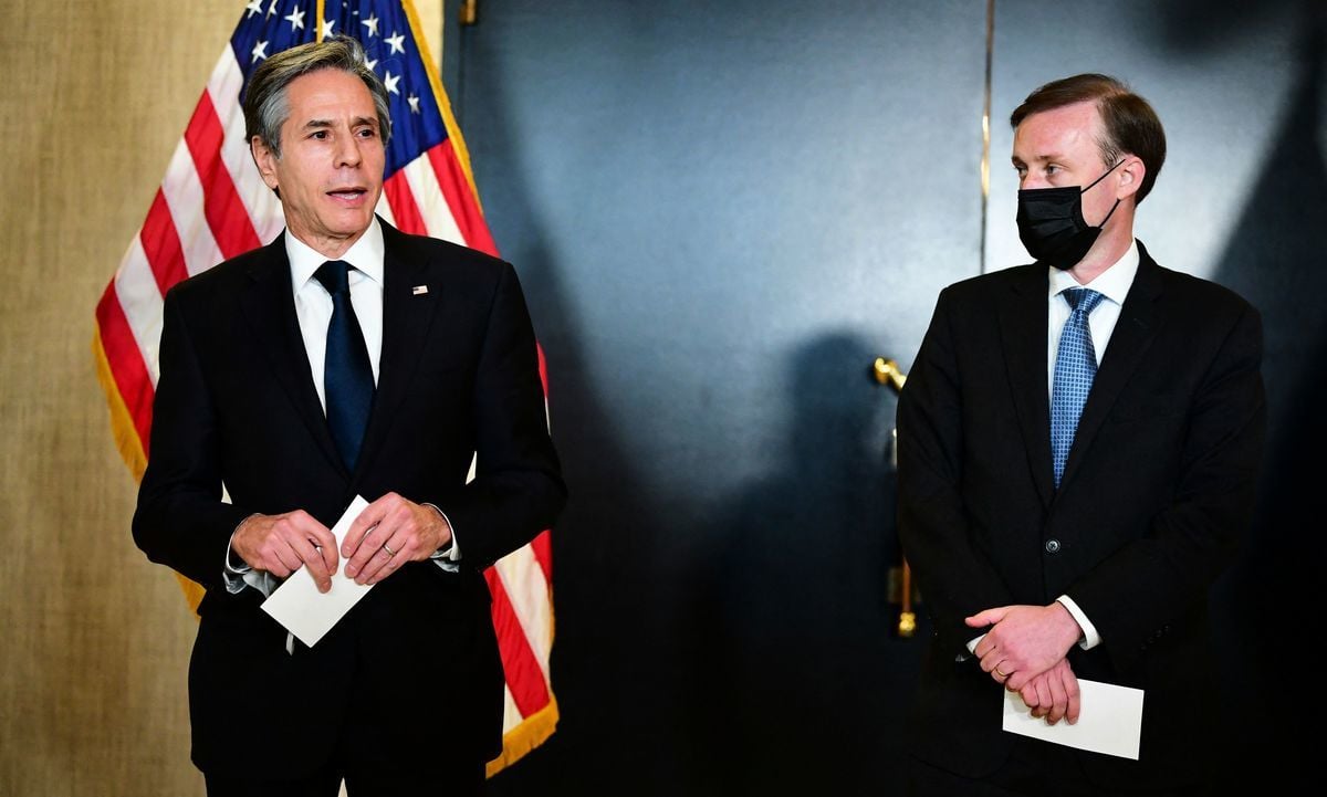 2021年3月19日，美國國務卿布林肯（Antony Blinken，左）和國家安全顧問沙利文（Jake Sullivan，右）在阿拉斯加結束與中共代表的會談後，對媒體公開談話。（Frederic J. Brown/POOL/AFP via Getty Images）