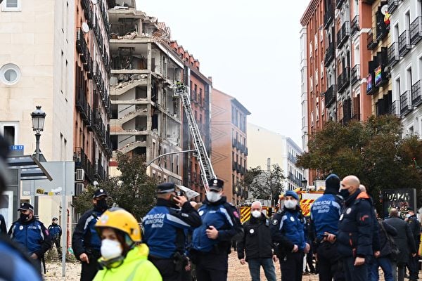 2021年1月20日，西班牙首都馬德里市中心一棟建築發生爆炸。消防人員正在通過梯子進入樓內。保安人員正在保護現場。（Carlos Alvarez/Getty Images）