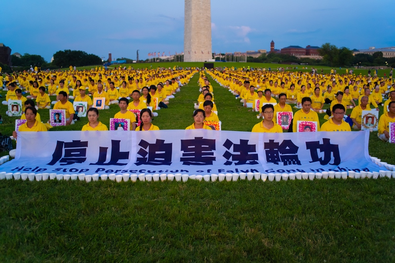 2019年7月18日，近2,000名法輪功學員在華盛頓紀念碑下舉起燭光，悼念那些因堅持信仰而被酷刑折磨致死的中國法輪功學員。（Mark Zou／大紀元）