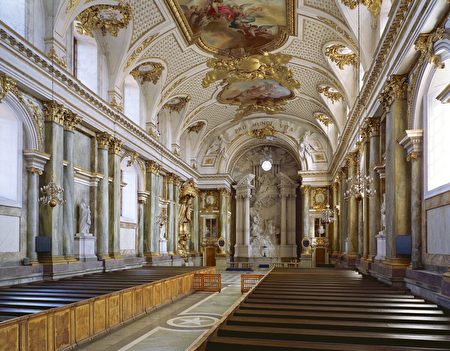 「王家教堂」建於1697年大火後的1700年中葉。建築師卡爾‧哈爾曼根據泰辛的設計圖完成了純白搭配鍍金的室內裝飾。（Alexis Daflos/Kungl. Hovstaterna）