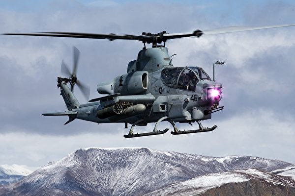 2021年5月3日，美國海軍陸戰隊的AH-1Z蝰蛇直升機飛越阿拉斯加灣。（美國海軍陸戰隊）