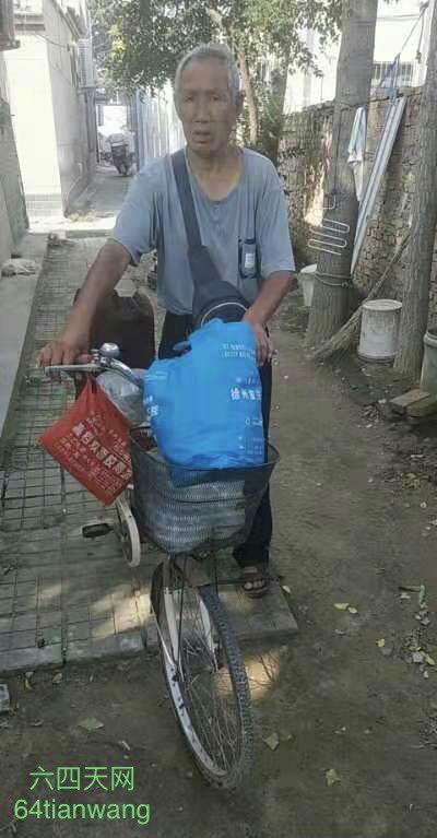 江蘇訪民吳繼新騎單車跨越800里路到北京。（六四天網圖片）