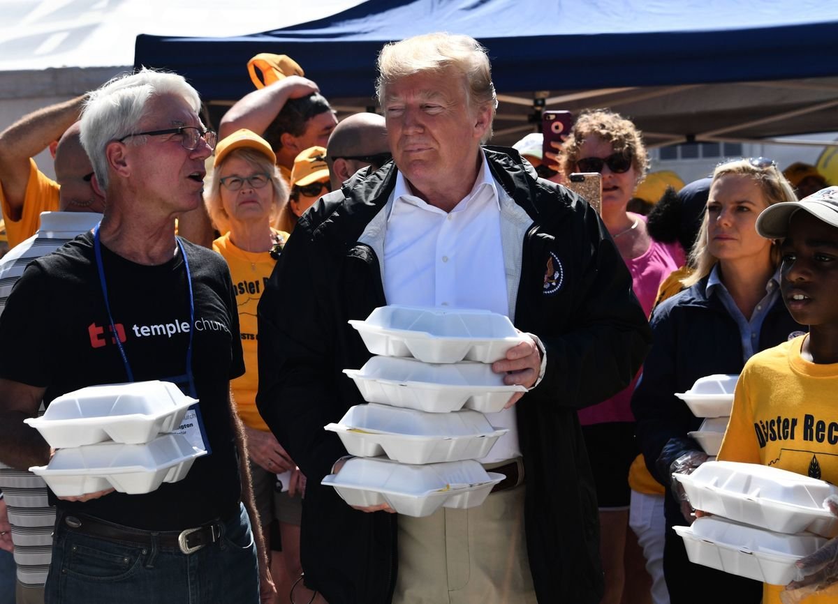 周三（9月19日），美國總統特朗普訪問受「佛羅倫斯」颶風襲擊的北卡羅來納州，慰問受災民眾。特朗普承諾會百分之百地支持受害者，並讓災區獲得強大的聯邦援助。（NICHOLAS KAMM/AFP/Getty Images）