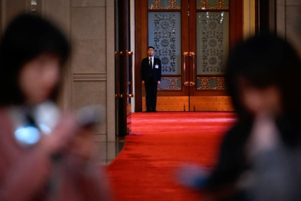 2025年3月7日中共兩會期間,一名保安站在會場外。(Wang Zhao/AFP via Getty Images)