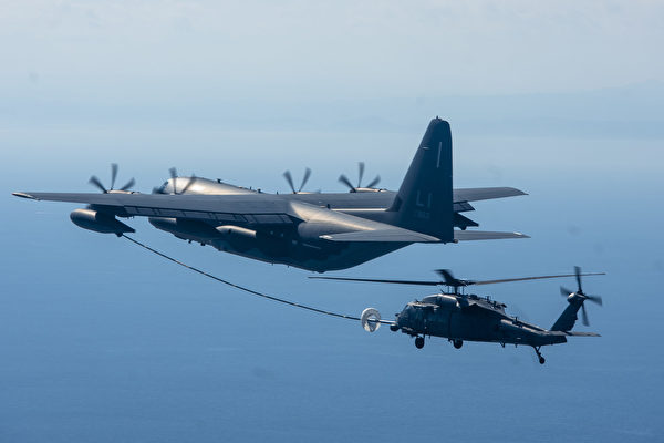 10月14日，在南韓烏山空軍基地的戰鬥搜救訓練活動中，一架KC-135加油機為HH-60G鋪路鷹直升機加油。（美國空軍）