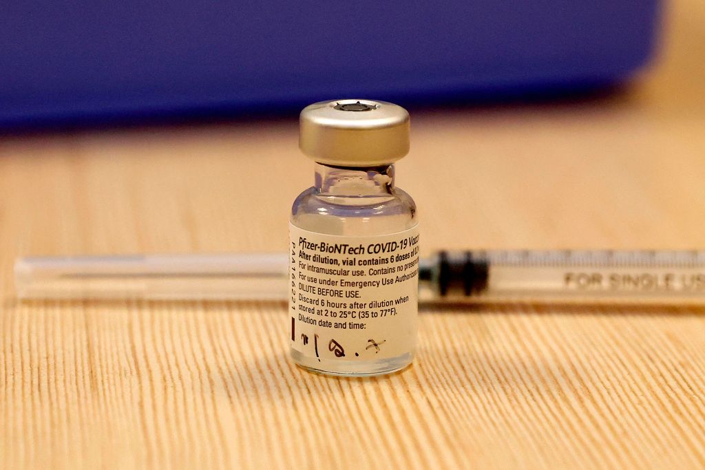 2021年7月12日，以色列特拉維夫附近的一個醫療中心的桌子上放著的一瓶輝瑞疫苗。（JACK GUEZ/AFP via Getty Images）