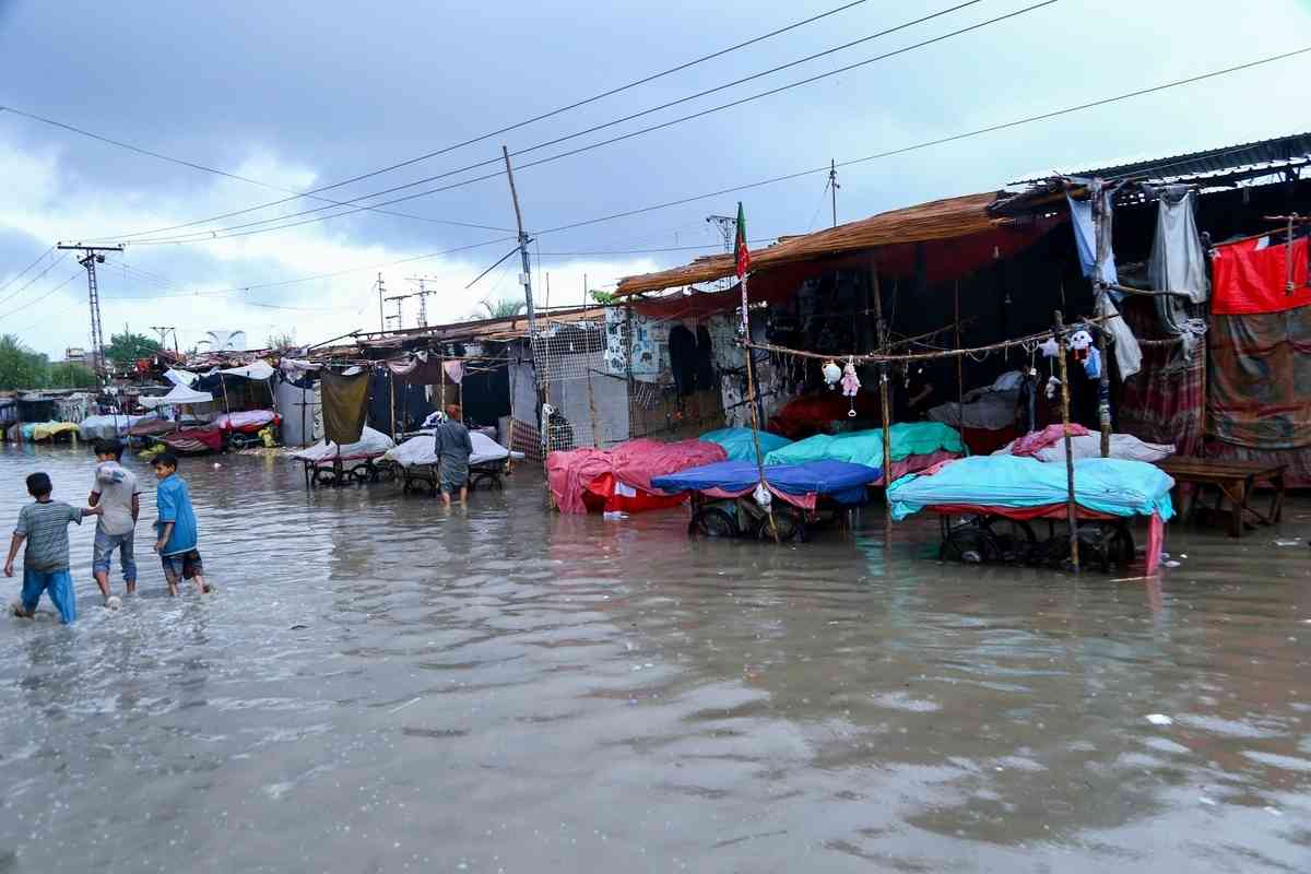 2025年6月27日,巴基斯坦信德省海得拉巴市(Hyderabad)遭暴雨襲擊,引發嚴重水浸。(Jan Ali Laghari/Middle East Images/AFP via Getty Images)