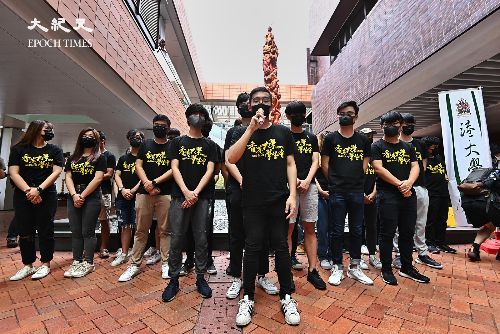 2021年6月4日下午，香港大學學生會按照歷年傳統，洗刷校內國殤之柱並表示要守護歷史真相。（宋碧龍／大紀元）