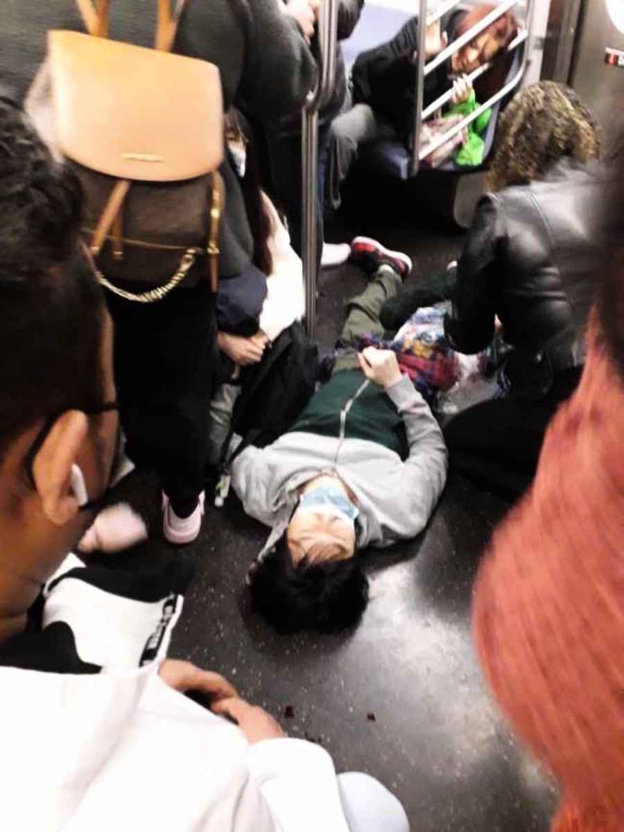 紐約地鐵月台上有8、9個傷者，其中有人把照片中的傷者拖到他們的車廂R車，車隨後開啟，他們幫忙止血，之後傷者告訴周圍的人，說有一個人的單車進來後，單車爆炸了。 （彭先生提供）