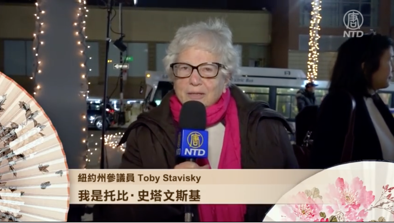紐約州參議員 Toby Stavisky：「我是史塔文斯基，我很榮幸能作為紐約州的民意代表，祝大家新年快樂、平安健康，希望新一年經濟復甦，最重要是每個人都平安！」（影片截圖）