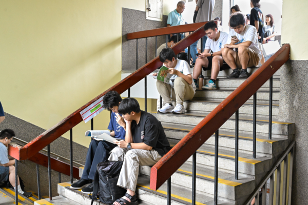 中國多地取消高中期末統考 引發爭議
