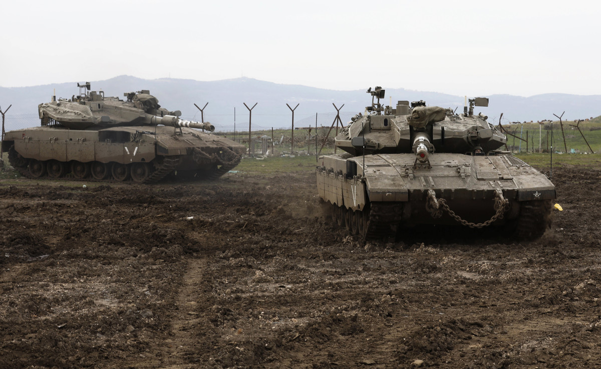 以色列軍方在上周進行大規模演習，模擬對真主黨作戰。圖為2019年1月20日，以色列陸軍的坦克車集結在戈蘭高地（Golan Heights）。（JALAA MAREY/AFP/Getty Images）