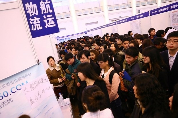  圖為求職招聘現場的中國畢業生。（AFP）