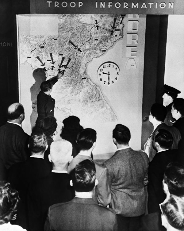 1950年12月，美國軍方和政府官員在華盛頓了解北韓戰場的實時情報。（AFP via Getty Images）