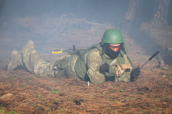 2022年11月9日，英國英格蘭東南部，烏克蘭軍隊接受訓練期間，一名士兵參加探測地雷訓練。（Leon Neal/Getty Images）