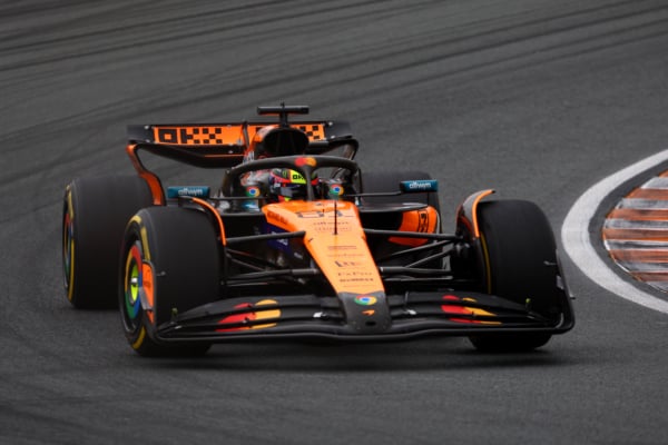 2025年8月31日,F1大獎賽荷蘭站,杆位起步的麥拿侖澳洲車手皮亞斯特利(Oscar Piastri)奪得了本賽季第7個分站冠軍,以34分的優勢,領跑車手積分榜。圖為皮亞斯特利駕駛的麥拿侖賽車。(Joe Portlock/Getty Images)