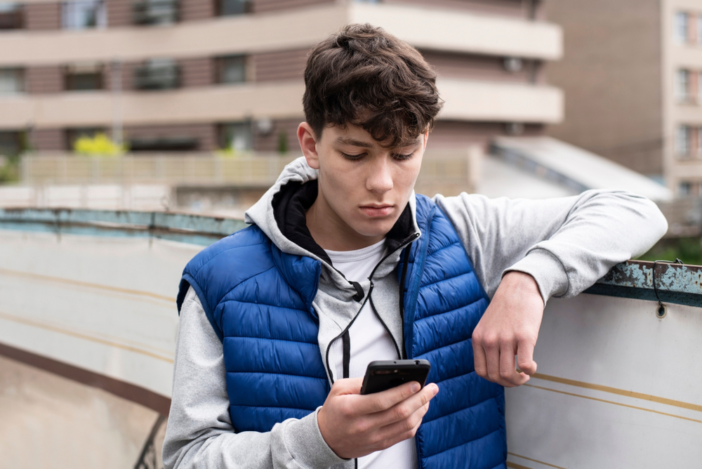 智能手機會讓青少年分心，也會擾亂家庭生活。（Shutterstock）