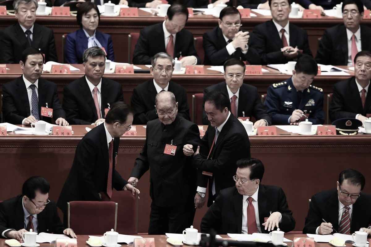 中央前政治局常委宋平日前在一段影片中稱「改革開放是中國發展必由之路」，但這句話之後在中國的網絡中消失。圖為2017年10月18日宋平出席中共第十九次全國代表大會。（Lintao Zhang / Getty Images）