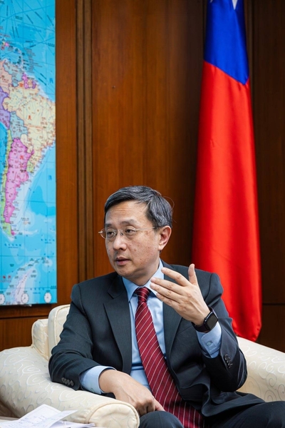 台灣外交部政務次長李淳表示，面對中共企圖介入台灣選舉，必須嚴加防範。（台灣外交部提供）