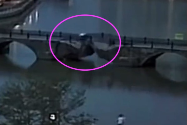 廣東逾二百年歷史古橋突然坍塌 2人落水