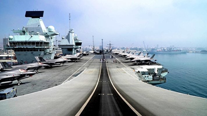 2021年7月1日，英國皇家海軍「伊利沙伯女王號」航母前往印太地區，途徑利馬索爾新港。（Roy Issa / AFP / Getty Images）