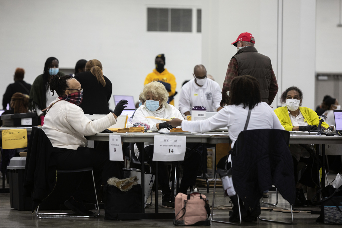 2020年11月4日，美國密歇根州底特律，工作人員在TCF會議中心進行總統大選的點票程序。（Elaine Cromie/Getty Images）