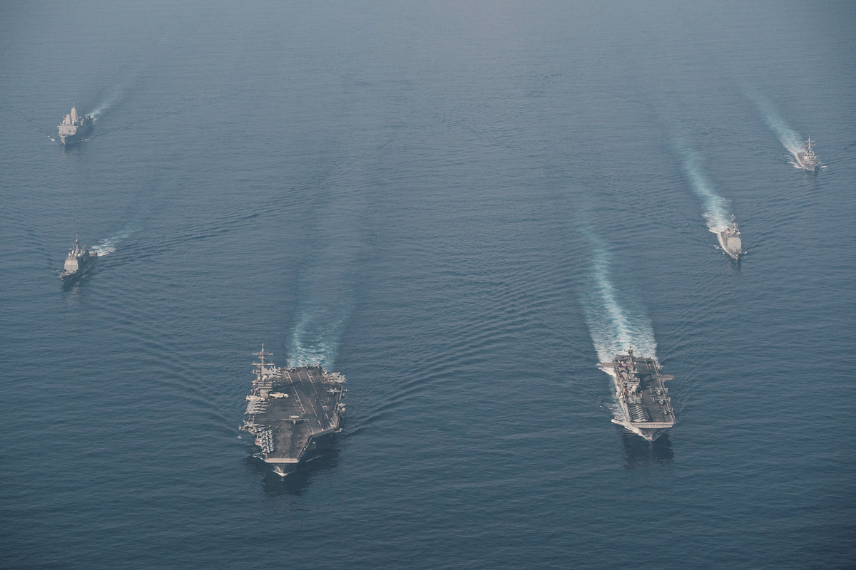 4月9日，美軍羅斯福號航母（CVN71，左前）艦隊和馬克辛島號兩棲攻擊艦（LHD 8，右前）艦隊在南海演練。（美國海軍）