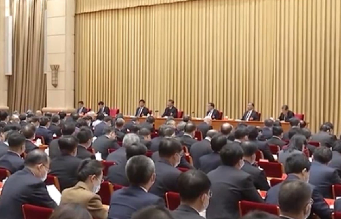 圖為2021年12月8日至10日，中共政治局七常委參加經濟工作會議，罕見承認「經濟發展面臨需求收縮、供給衝擊、預期轉弱三重壓力」。（影片截圖）