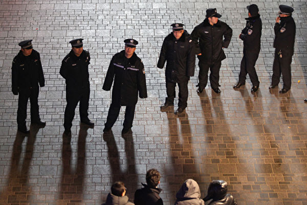 圖為2012年1月13日北京警察正在封鎖道路。（Feng Li/Getty Images）
