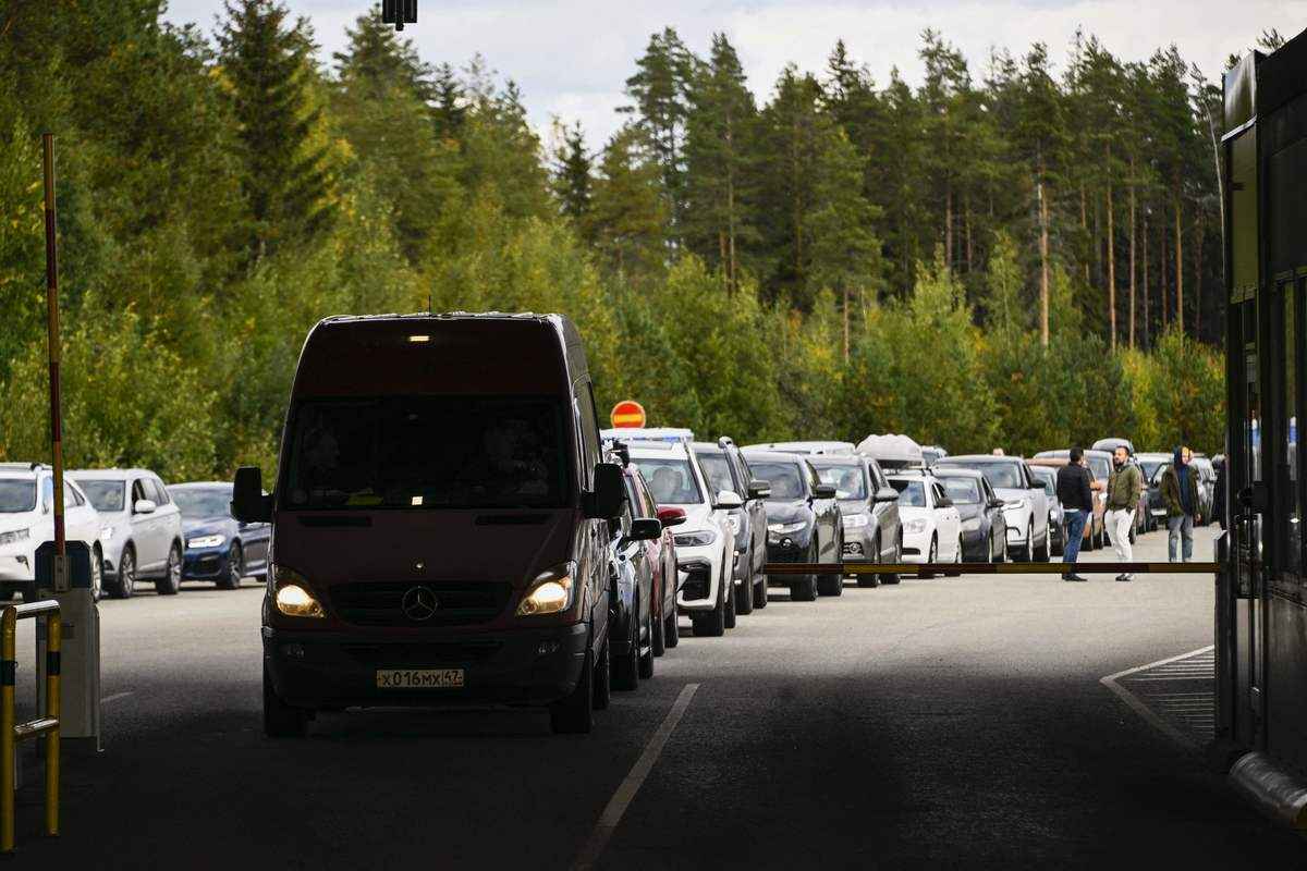 2022年9月22日，來自俄羅斯的汽車在瓦利瑪（Vaalimaa）附近的俄羅斯和芬蘭邊境檢查站排起了長隊。（Olivier Morin/AFP via Getty Images）
