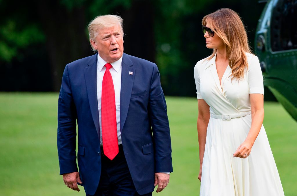 2019年7月7日，美國總統特朗普和第一夫人梅拉尼婭返回白宮。（ALEX EDELMAN/AFP/Getty Images）