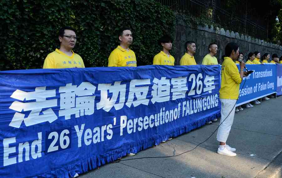 反迫害26周年 溫哥華法輪功學員燭光夜悼