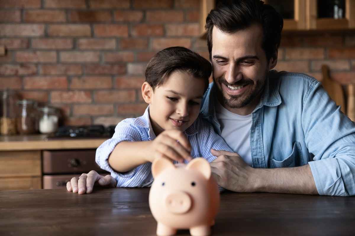 想栽培出擁有正確金錢觀的孩子，首要注重的是親子對話。（Shutterstock）