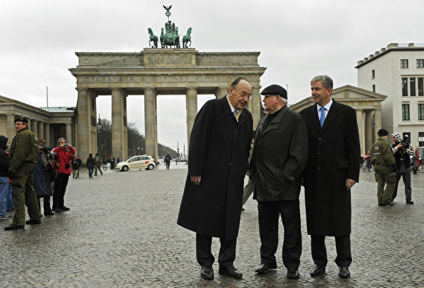 2009年3月13日,德國柏林,德國前外交部長漢斯-迪特里希‧根捨(Hans-Dietrich Genscher,左)、蘇聯前總統米哈伊爾‧戈爾巴喬夫(Mikhail Gorbachev,中)與時任柏林市長克勞斯‧沃維雷特(Klaus Wowereit,右)在勃蘭登堡門前合照留念。(Michael Gottschalk/DDP/AFP Via Getty Images)