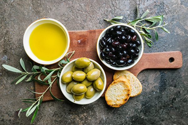 地中海飲食不避開油脂，同樣具減肥效果。（Shutterstock）