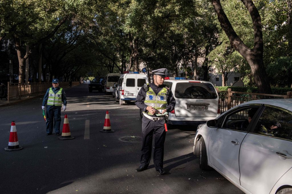 中共四中全會第一天，京西賓館外的警察。（NICOLAS ASFOURI/AFP via Getty Images）