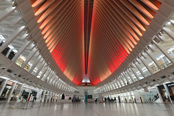 2021年2月11日，在紐約市世貿中心一號樓，「眼窗」（Oculus）交通樞紐在紅色和金色燈光中閃耀，以迎接中國農曆新年。（ANGELA WEISS/AFP via Getty Images）